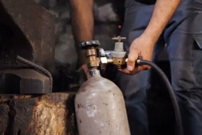 Handling Compressed Gas Cylinders in the Laboratory